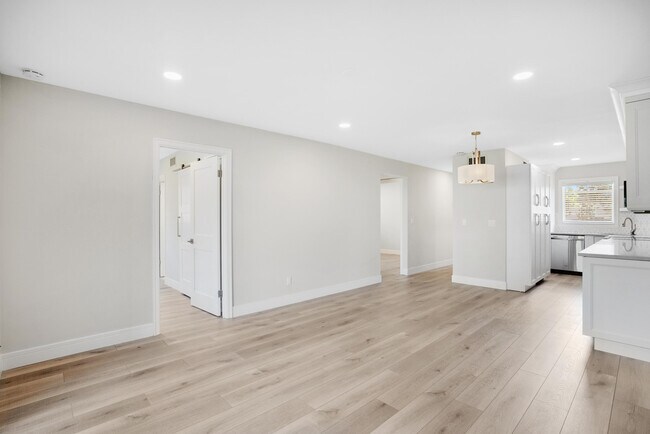 Building Photo - 18081 SE Country Club Dr