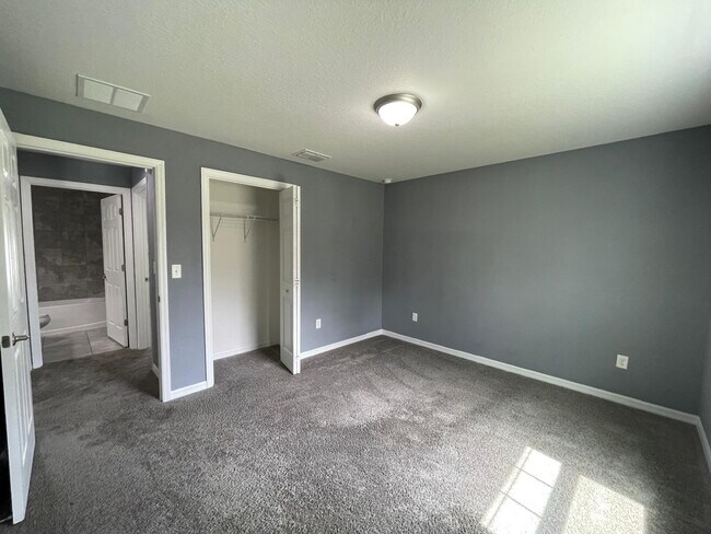 Building Photo - **Beautiful 3 Bd 2 Bath!! AVAILABLE AFTER JUNE 15TH**