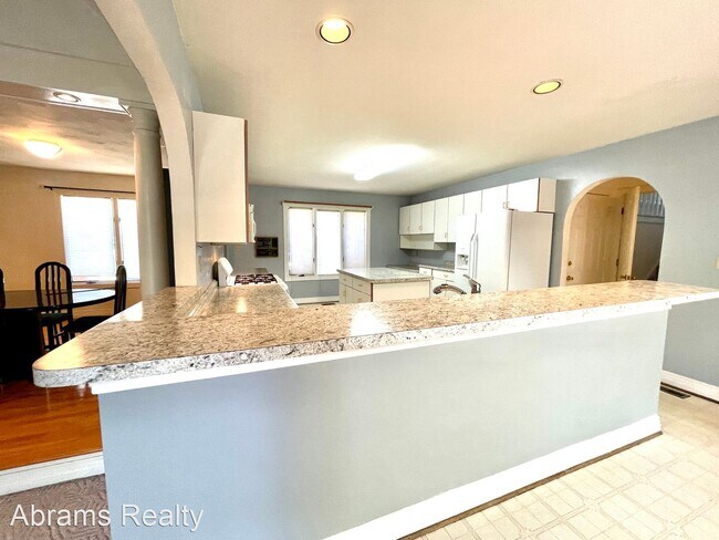 Building Photo - 4 br, 2.5 bath House - 725 Dickens Pl