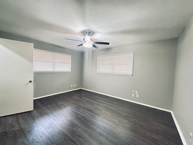 Building Photo - 425 Zephyr Dr