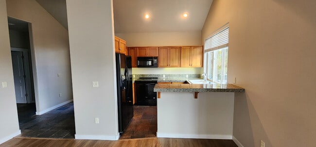 Building Photo - 1445 Highland Vw