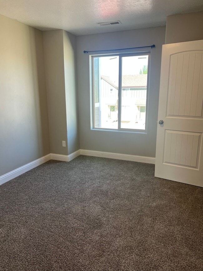 Building Photo - Newly Remodeled Townhome