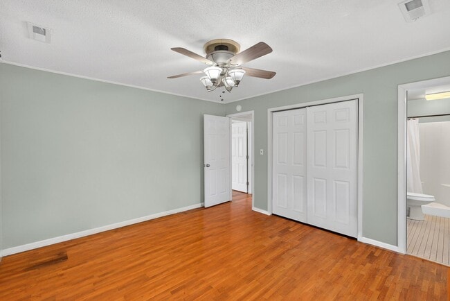 Building Photo - 118 Jamaica Dr