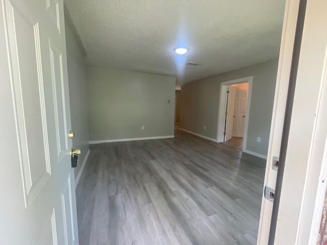 Building Photo - Renovated 4 Bedroom 2 Bath Home for Rent!