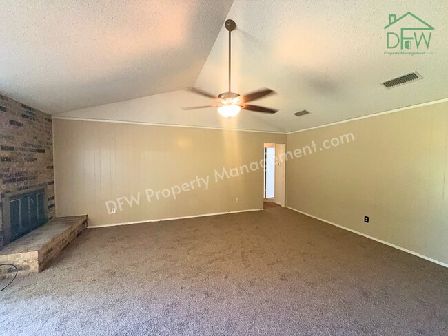 Building Photo - Spacious 3-Bedroom Home for Lease with Large Fenced Backyard in Quiet Benbrook Neighborhood
