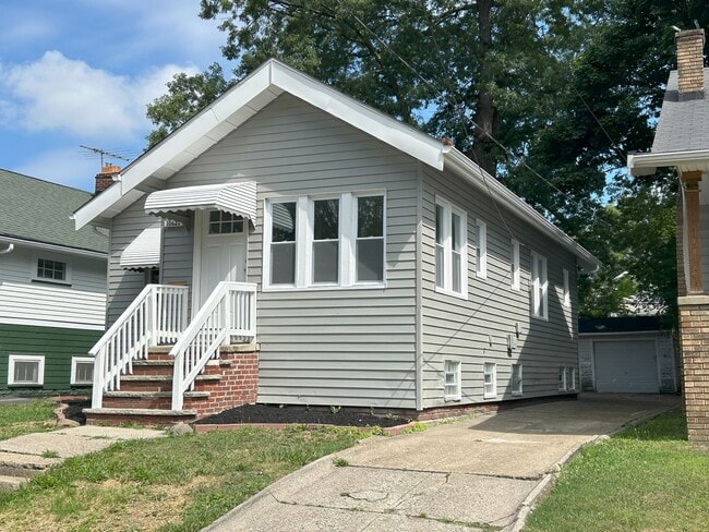 Building Photo - For August Move-In - West Blvd Area - 2 Bedroom Single Family Home