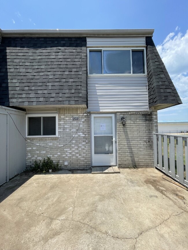 Building Photo - 3-Bed, 2.5 Bath Condo