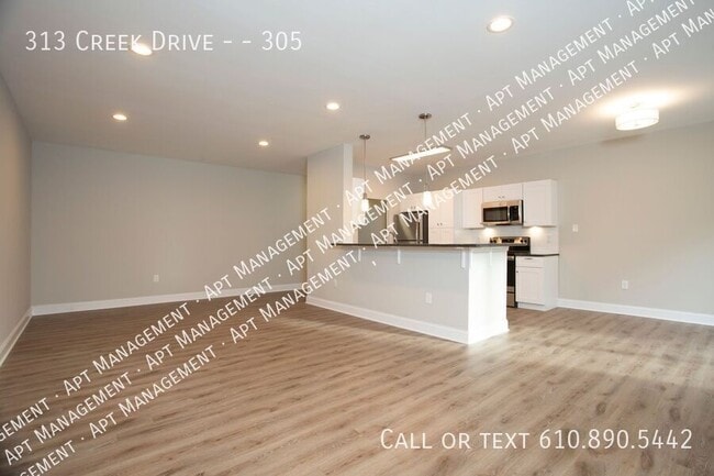 Building Photo - 313 Creek Dr