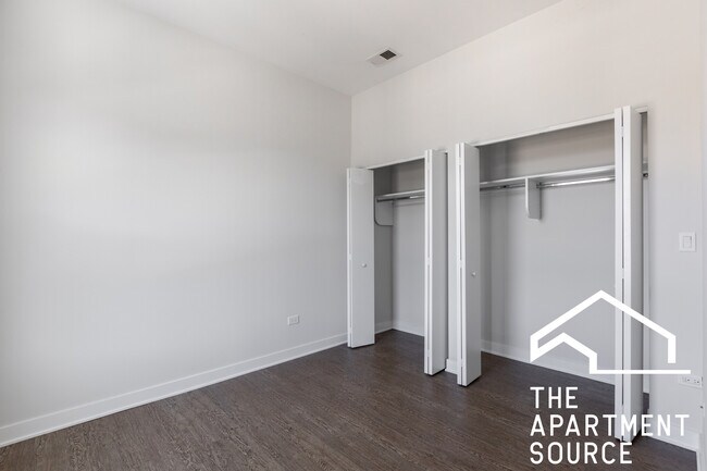 Building Photo - 2247 W Lawrence Ave