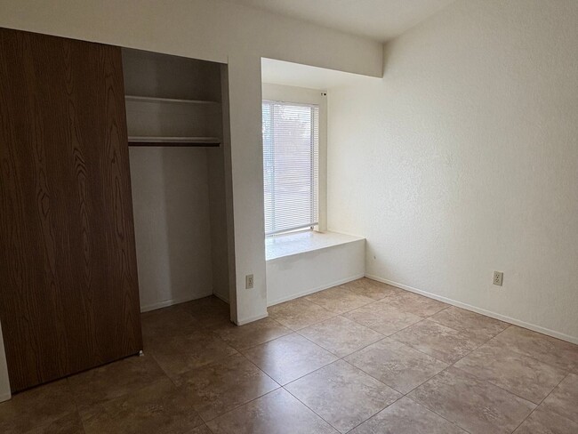 Building Photo - 3 bed/2 bath w/ large backyard