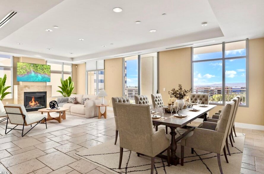 Living/dining room - 2211 E Camelback Rd