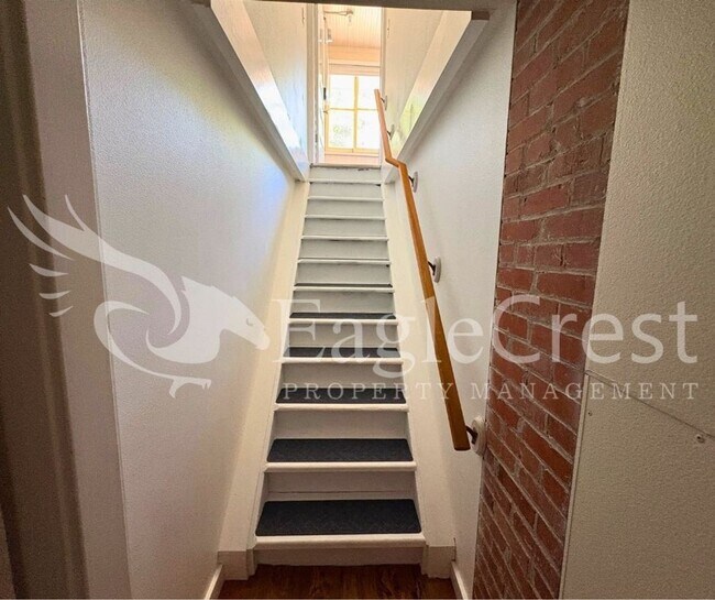Building Photo - Beautifully Renovated Historic 3 Bedroom Home