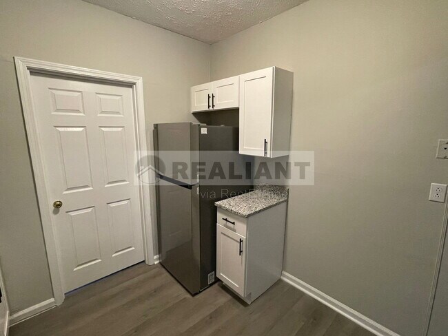 Building Photo - 208 Lakeshore Dr