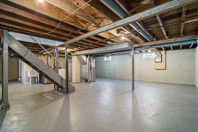 Building Photo - New Remodeled 3bed 1 bath home in Kalamazoo! Ask about our Deposit Free Leasing!!