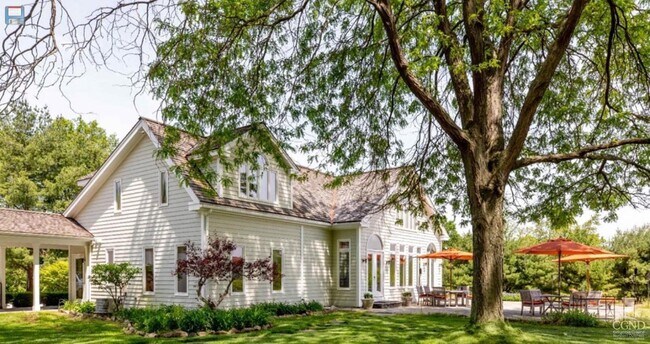 Building Photo - 852 Columbia St