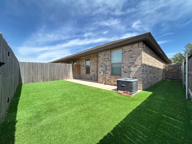 Building Photo - A 2 Bedroom, 2 Bath waiting to be called y...