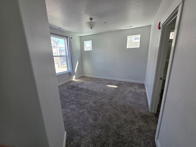 Building Photo - 415 N 360 W
