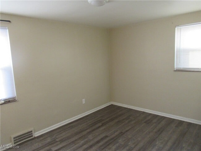 Building Photo - 410 E 222nd St