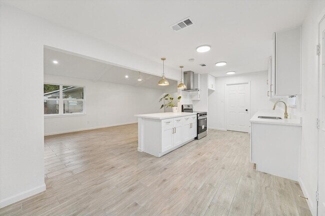 Building Photo - 5411 Logston Ln