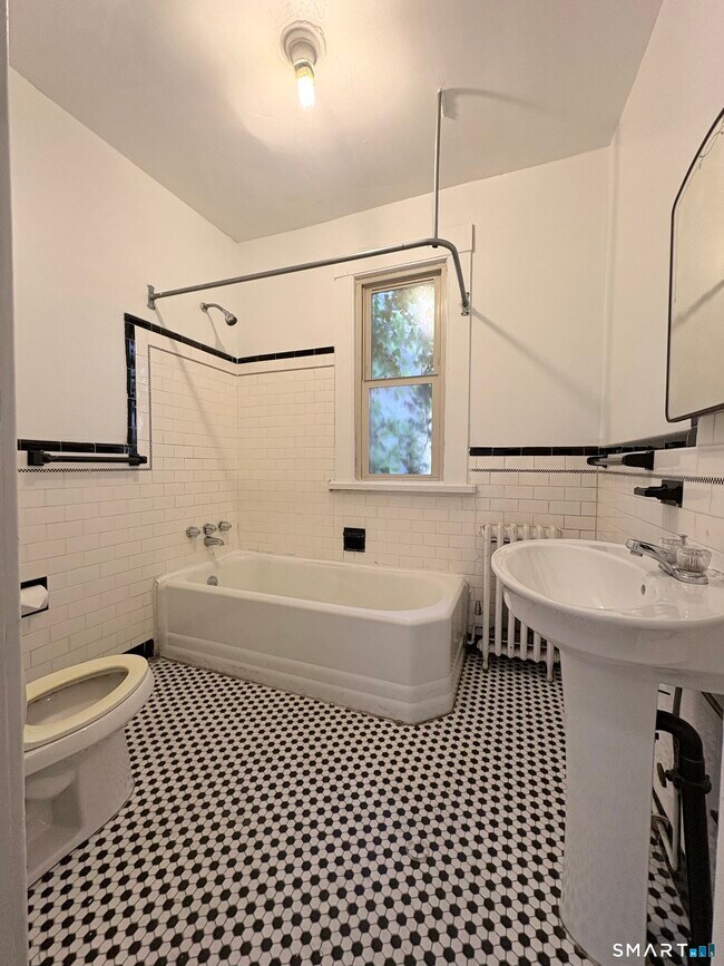 Building Photo - 787 Elm St