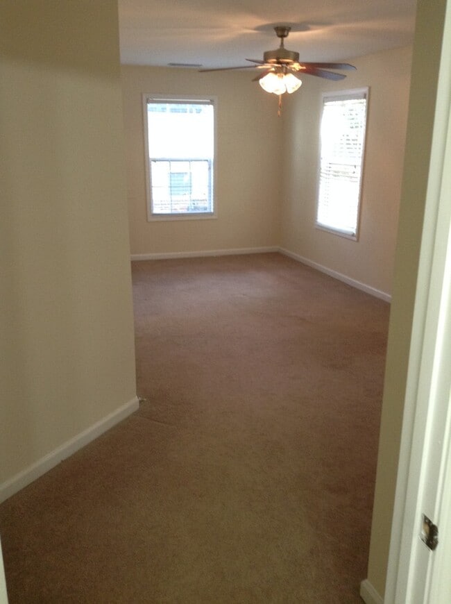 Building Photo - 6br House Near Campus FOR RENT