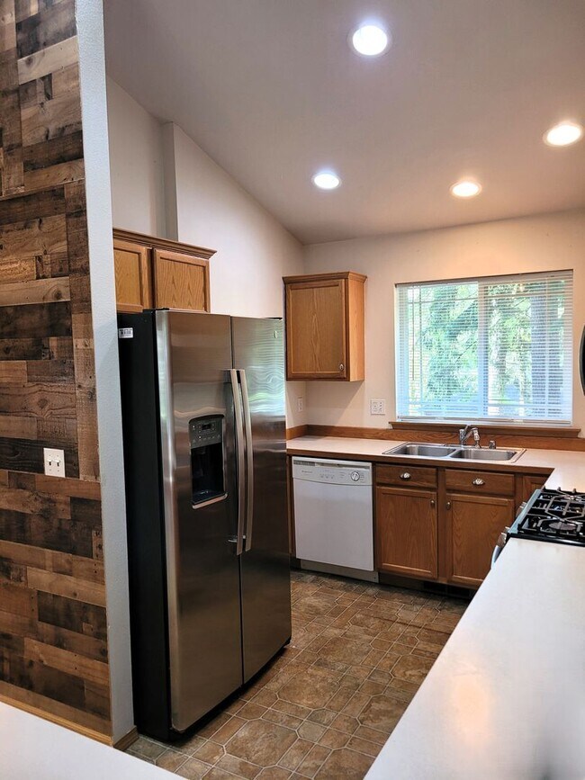 Building Photo - Spacious 3 Bedroom Home with Garage