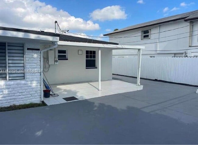 Building Photo - 7410 SW 39th St