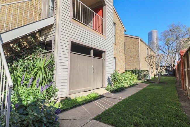 Building Photo - 2025 Augusta Dr