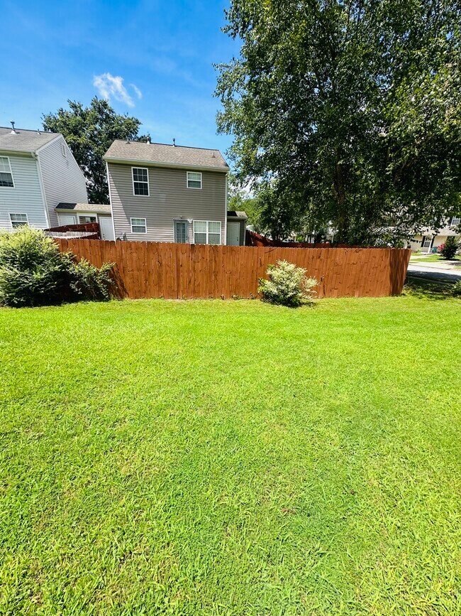 Building Photo - 338 Goldenrod Dr