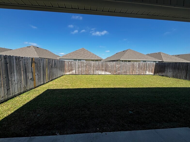 Building Photo - 5968 Pier Park Ave