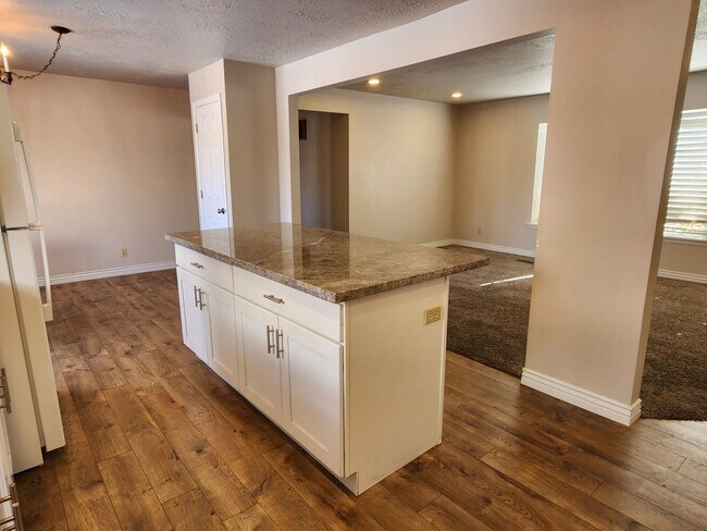 Building Photo - Spacious 5 Bd 2.5 Bath Home in Millcreek