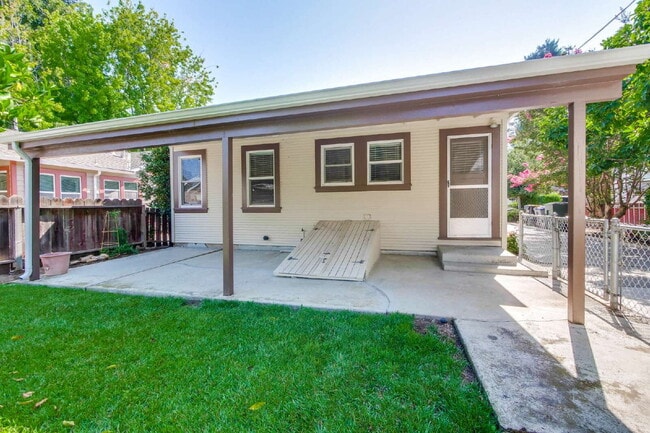 Building Photo - Bright, Clean and Cozy 2BR, 1BA Single Fam...