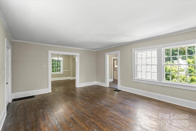 Building Photo - 904 Edgewood Cir