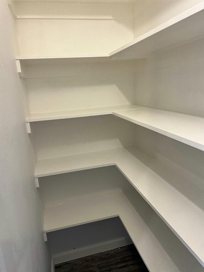 Building Photo - 2018 Kenwood Ave