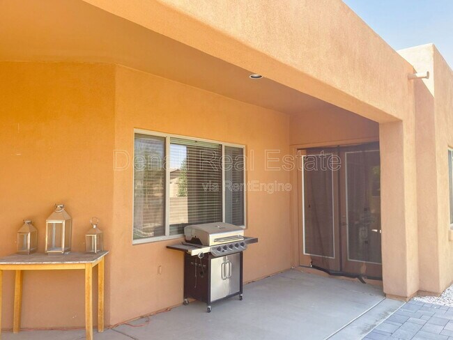 Building Photo - 8069 N Painted Feather Dr