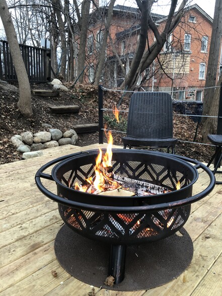 Fire pit and deck to share - 717 W Huron St