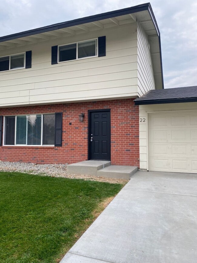 Building Photo - 20/22 Poplar Ave.