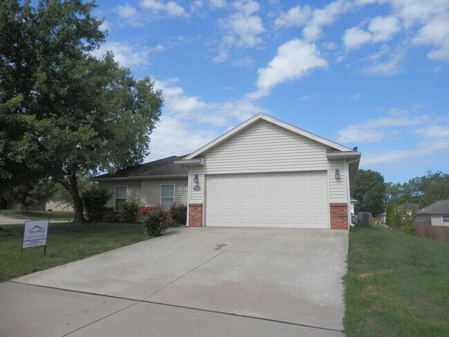 Building Photo - 2501 McClure Dr