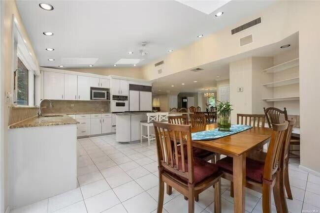 Building Photo - 74 Rockland Dr