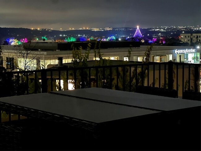 Building Photo - 1106 W 6th St