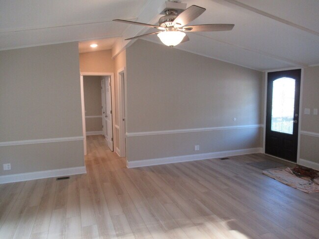 Building Photo - Move-In Ready 3-Bedroom Home in North Lincoln School District!