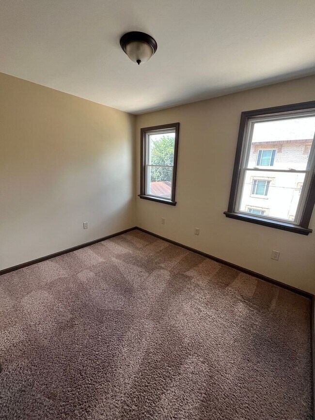 Building Photo - 15 N Meadowcroft Ave