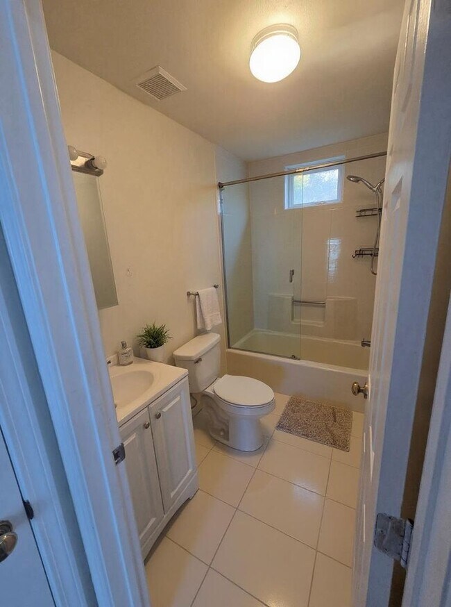 Building Photo - 2BR Apartment Available in Bridgeport! (Wi...