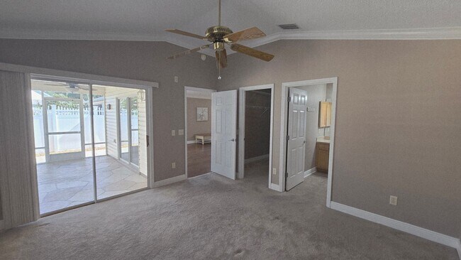 Building Photo - 2 bedroom 2 bath located in Ashleigh Villas