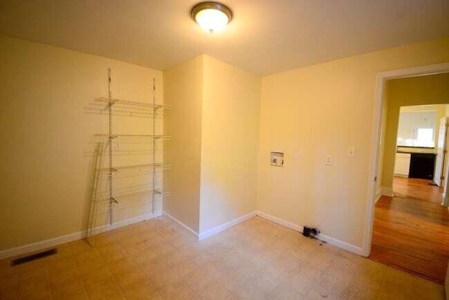 Building Photo - 1637 Columbia Dr