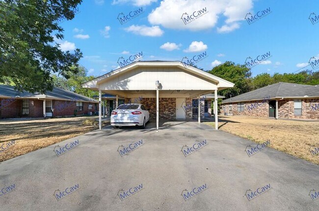 Building Photo - 409 Rockcrest Dr