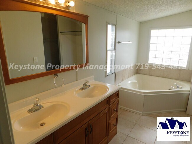 Building Photo - 710 S Walton Dr