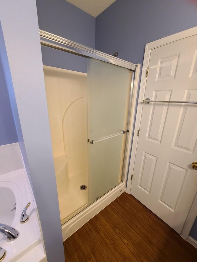Building Photo - 5 Bedroom 2 and 1/2 bathrooms located in Cherry Hills Subdivision! Available Now!