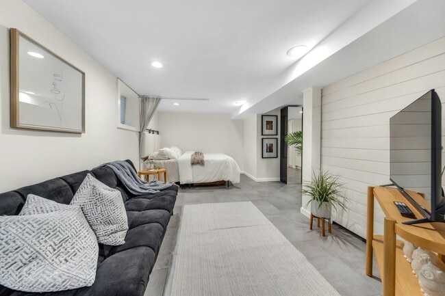 Building Photo - 67 Hillcrest Rd