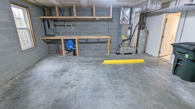 Building Photo - 2/2 Home with Office/Bath/Closet